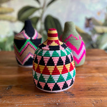 Load image into Gallery viewer, Handgefertigter Berber-Korb im Ethnologischen-Style aus nachhaltigen Palmblätter mit Baumwollgarn in bunten Farben
