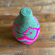 Load image into Gallery viewer, Handgefertigter Berber-Korb im Ethnologischen-Style aus nachhaltigen Palmblätter mit Baumwollgarn in Grün mit Neonpink
