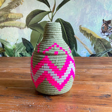 Load image into Gallery viewer, Handgefertigter Berber-Korb im Ethnologischen-Style aus nachhaltigen Palmblätter mit Baumwollgarn in Grün mit Neonpink
