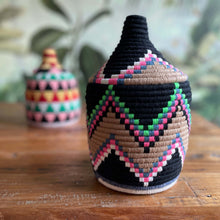 Lade das Bild in den Galerie-Viewer, Handgefertigter Berber-Korb im Ethnologischen-Style aus nachhaltigen Palmblätter mit Baumwollgarn in Schwarz mit bunten Akzenten
