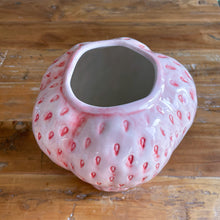 Load image into Gallery viewer, Erdbeervase aus Keramik von Countryfield
