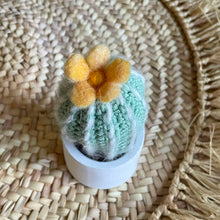 Lade das Bild in den Galerie-Viewer, Kleiner gehäkelter Kaktus mit gelber Blüte im Keramiktopf
