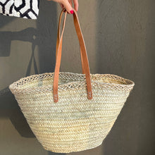 Load image into Gallery viewer, Natürliche Korbtasche im Soho-Style mit Leder-Schulterriemen, handgefertigt in Marokko.
