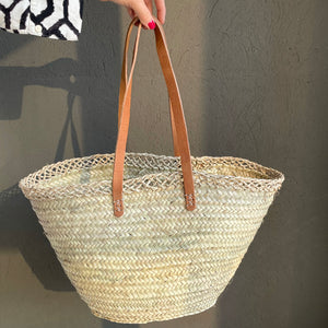 Natürliche Korbtasche im Soho-Style mit Leder-Schulterriemen, handgefertigt in Marokko.