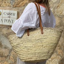 Load image into Gallery viewer, Handgefertigte große Korbtasche aus Marokko mit elegantem Leder-Schultergurt - ideal als Strandtasche
