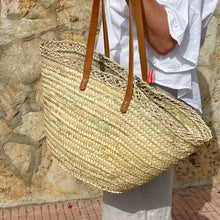 Lade das Bild in den Galerie-Viewer, Marokkanisches Kunsthandwerk: Korbtasche mit langen  Leder-Schulterriemen. - ideal als Standtasche
