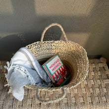 Load image into Gallery viewer, Lässige Strandtasche: Handgefertigte Strohtasche mit bequemen Palmgriffen.
