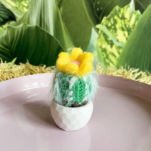 Lade das Bild in den Galerie-Viewer, Kleiner gehäkelter Mini-Kaktus  mit gelber Blüte in einem Keramiktopf
