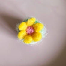 Lade das Bild in den Galerie-Viewer, Kleiner gehäkelter Mini-Kaktus  mit gelber Blüte in einem Keramiktopf von oben
