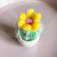 Lade das Bild in den Galerie-Viewer, Kleiner gehäkelter Mini-Kaktus  mit gelber Blüte in einem Keramiktopf

