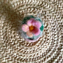Load image into Gallery viewer, Kleiner gehäkelter Kaktus im rosafarbenen Keramiktopf mit rosa-gelber Blüte. 
