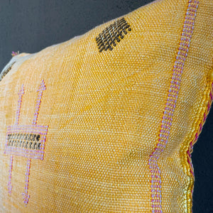 Handgefertigtes Sabra-Kissen (Kaktusseide) im Vintagelook in Gelb.