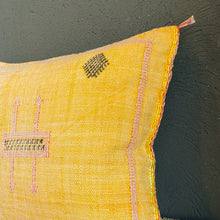 Lade das Bild in den Galerie-Viewer, Handgefertigtes Sabra-Kissen (Kaktusseide) im Vintagelook in Gelb.
