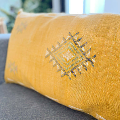 Handgefertigtes Kissen aus Kaktusseide in den Maßen 100 x 50 cm in Gelb mit dezenter Stickerei aus Marokko
