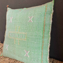 Lade das Bild in den Galerie-Viewer, Handgefertigtes Sabra-Kissen (Kaktusseide) im Vintagelook in Grün.
