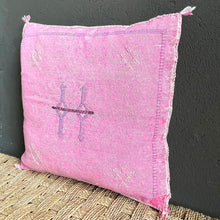 Lade das Bild in den Galerie-Viewer, Wunderschönes handgefertigtes Kissen aus Kaktusseide in Pink mit Stickerei
