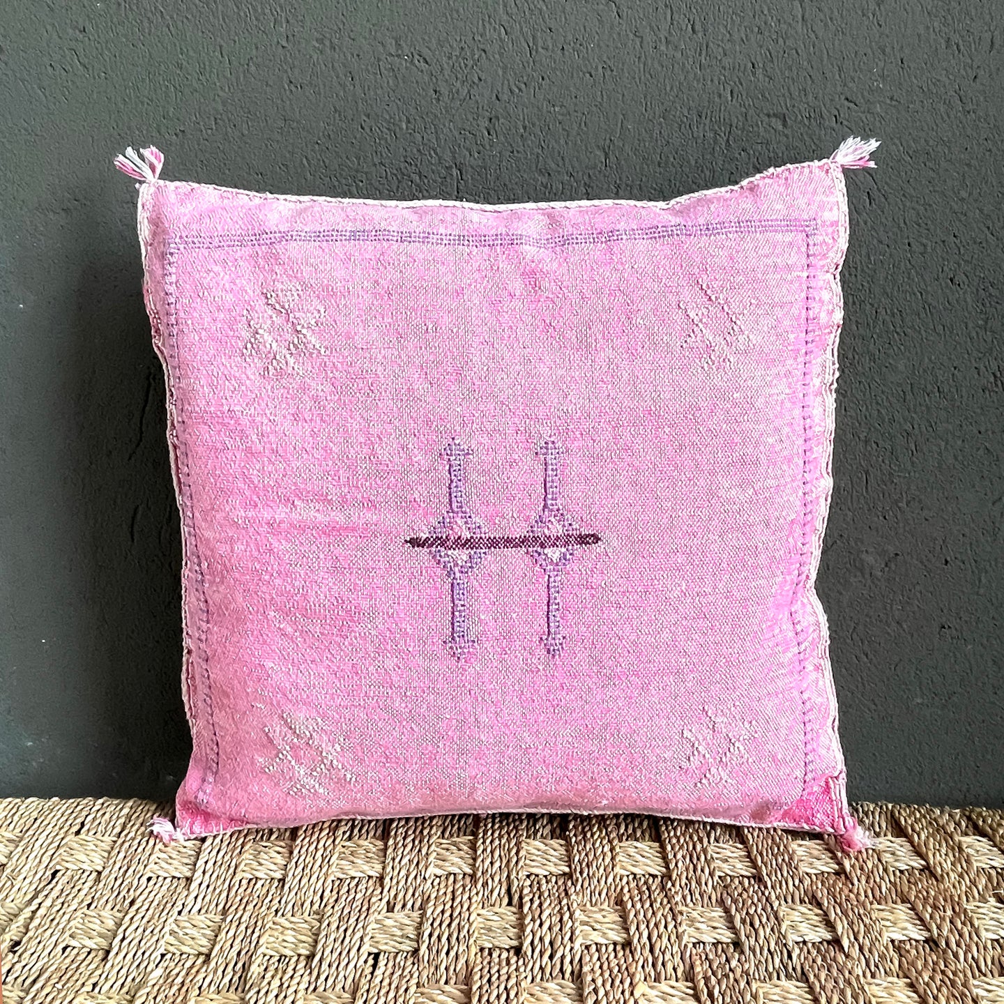 Wunderschönes handgefertigtes Kissen aus Kaktusseide in Pink mit Stickerei