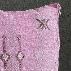 Handgefertigtes Sabra-Kissen aus Kaktusseide in Rosa mit brauner Stickerei