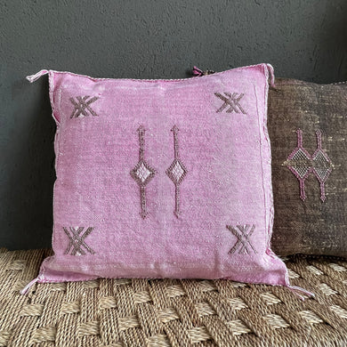 Handgefertigtes Sabra-Kissen aus Kaktusseide in Rosa mit brauner Stickerei