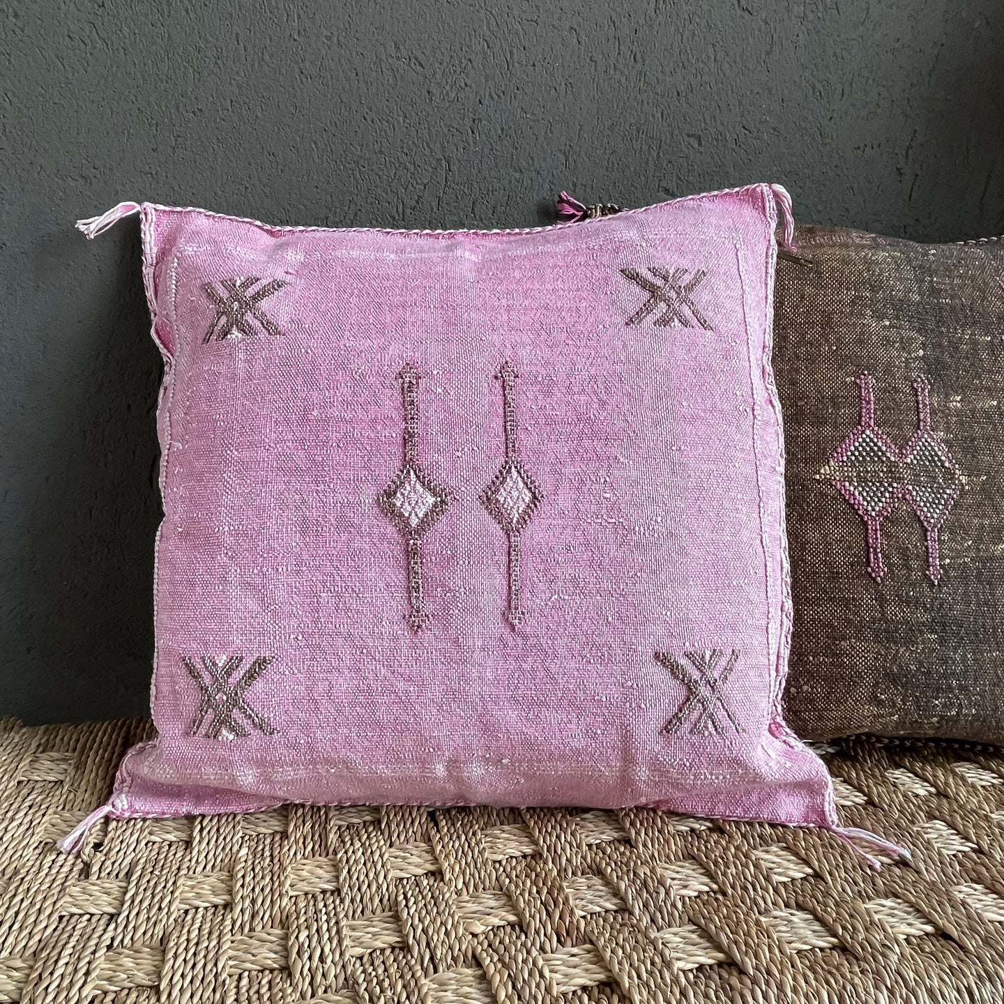 Handgefertigtes Sabra-Kissen aus Kaktusseide in Rosa mit brauner Stickerei