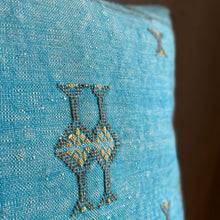 Lade das Bild in den Galerie-Viewer, Wunderschönes Kissen aus Kaktusseide in Türkis, handgearbeitet von Berberfrauen aus Marokko.
