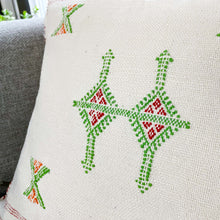 Load image into Gallery viewer, Wunderschönes, handgewebtes Sabrakissen aus Marrakesch in Weiß mit grüner und roter Stickerei
