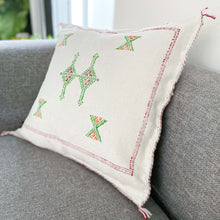 Load image into Gallery viewer, Wunderschönes, handgewebtes Sabrakissen aus Marokkoin Weiß mit grüner und roter Stickerei
