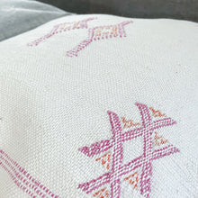 Load image into Gallery viewer, Handgefertigtes Sabrakissen in Weiß mit pinkfarbenen Stickereien 
