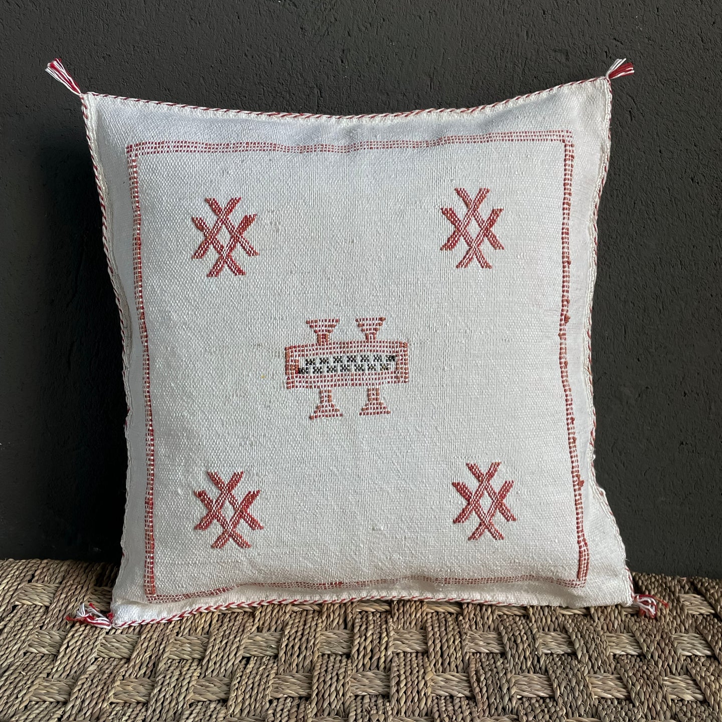 Handgewebtes Sabrakissen mit roter Stickerei
