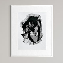 Lade das Bild in den Galerie-Viewer, Abstrakte Papierarbeit im Archiv-Passepartout, Schwarz-Weiß-Komposition mit Linien und Flächen, präsentiert in einem schlichten Rahmen zur Größen- und Raumdarstellung.
