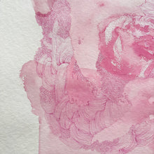 Load image into Gallery viewer, Detailansicht einer abstrakten Papierarbeit mit feiner rosa Linienführung und Gouache, sichtbare Papierstruktur und handgearbeitete Oberfläche.
