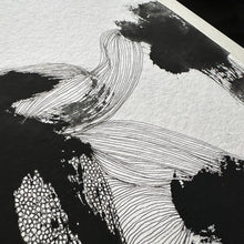 Lade das Bild in den Galerie-Viewer, Detailansicht einer abstrakten Papierarbeit in Schwarz-Weiß mit feiner Linienzeichnung und schwarzer Gouache, sichtbare Papierstruktur und handgearbeitete Oberfläche.
