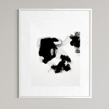 Lade das Bild in den Galerie-Viewer, Abstrakte Papierarbeit in Schwarz-Weiß im Archiv-Passepartout, Gouache und Fineliner, organische schwarze Flächen und feine Linien, präsentiert in einem schlichten Rahmen.
