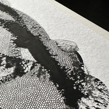 Lade das Bild in den Galerie-Viewer, Detailansicht einer abstrakten Papierarbeit mit feiner Linienstruktur und schwarzer Gouache, Handarbeit auf Künstlerpapier.

