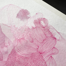 Load image into Gallery viewer, Abstrakte Papierarbeit in Rosa im Archiv-Passepartout, präsentiert in einem schlichten Rahmen zur Darstellung von Format und Wirkung im Raum.

