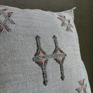 Handgefertigtes Sabrakissen in Grau aus Marokko im Boho-Look
