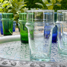 Load image into Gallery viewer, Mundgeblasene Gläser in Transparent, Blau und Grün auf einem silbernen Tablett aus Marokko
