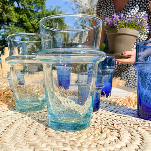 Großes mundgeblasenes Beldi-Glas auf einem sommerlichen Tisch
