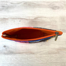 Load image into Gallery viewer, Handgemachte Kosmetiktasche mit orangem Zipper

