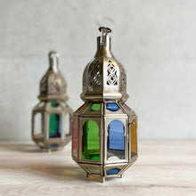 Load image into Gallery viewer, Wunderschöne handgefertigte Laterne aus Marokko mit bunten Gläsern und Teelicht
