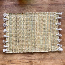 Load image into Gallery viewer, Raffia placemat with fringes
