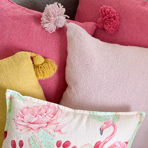 Sommerliche Baumwoll-Kissen in den Farben Pink, Rosa  und Gelb dekoriert mit einem Flamingokissen