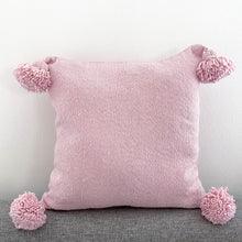 Load image into Gallery viewer, Pompom-Kissen aus 100% Baumwolle in Rosa mit Bommeln

