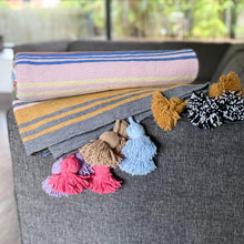 Lade das Bild in den Galerie-Viewer, Pompom-Decke Streifen

