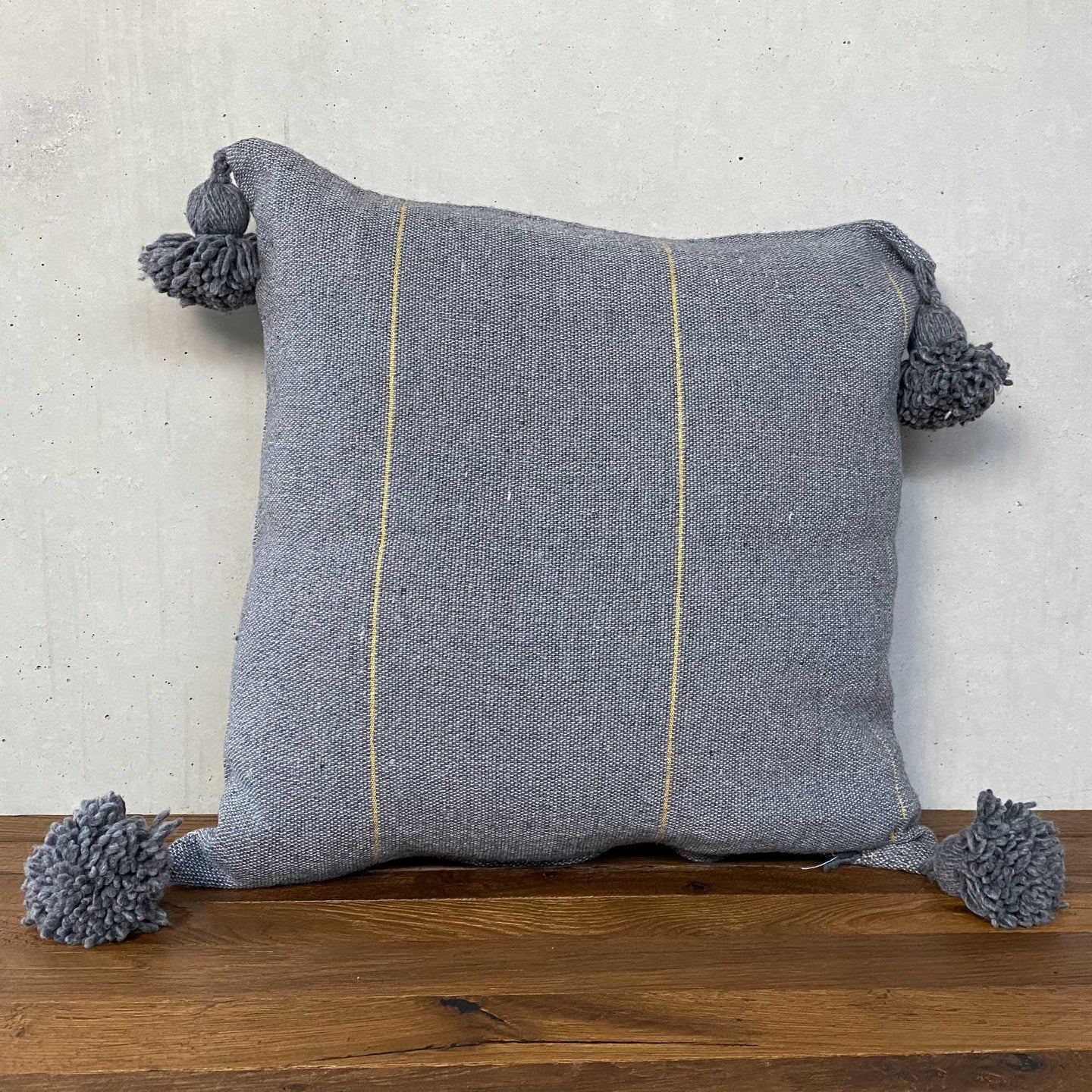 Handgewebtes Pompom Kissen in Grau mit Gold aus Marokko