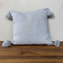 Lade das Bild in den Galerie-Viewer, Handgewebtes Pompom-Kissen in Grau mit Gold aus Marokko
