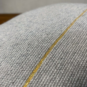 Detailaufnahme eines handgewebten Kissen mit goldenem Lurex-Faden