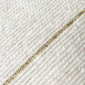 Detailaufnahme eines handgewebten Kissen mit goldenem Lurex-Faden