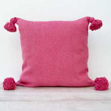 Lade das Bild in den Galerie-Viewer, Traditionell gewebtes marokkanisches Pompom-Kissen in Pink aus Baumwolle
