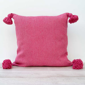 Traditionell gewebtes marokkanisches Pompom-Kissen in Pink aus Baumwolle